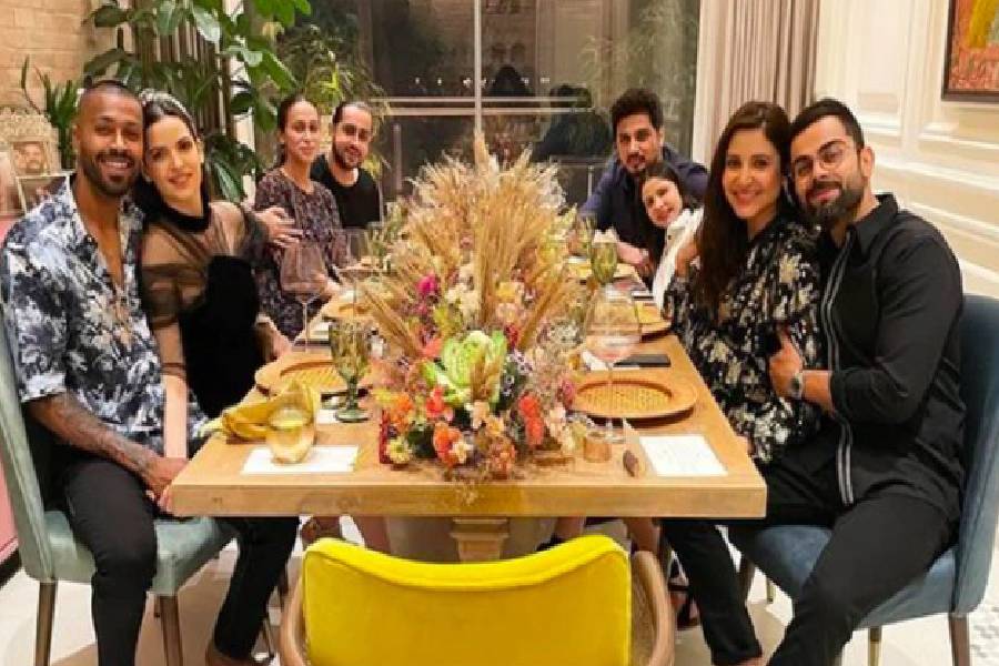 কাজের সুবিধার্থে বাণিজ্যনগরীতে থাকতে হলেও গুরুগ্রামের বাংলোর প্রতি বিরাটের টান চোখ এড়ায় না। সুযোগ পেলেই এই বাড়িতে চলে আসেন সস্ত্রীক বিরাট। সময় কাটান মায়ের সঙ্গে। বাড়িতে কাটানো নানা মূহূর্তের ছবিও হামেশাই তাঁকে সমাজমাধ্যমে পোস্ট করতে দেখা যায়।