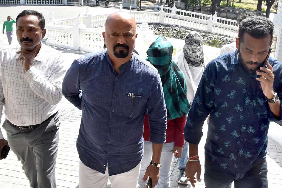 দিন কয়েক আগেই রবির স্ত্রীর কাছ থেকে একটি সূত্র পেয়েছিল কর্নাটক পুলিশ। তাঁকে জেরা করে পুলিশ জানতে পারে যে, রবির ঠিকানা একমাত্র রামজিই জানেন। রামজি গুজরাতের বাসিন্দা হলেও থাকেন কোচিতে। তাঁর সঙ্গেই ব্যবসায়িক লেনদেনের সম্পর্ক ছিল রবির। এর পরই কোচিতে রামজির খোঁজে যায় পুলিশ। কিন্তু তাঁর হদিস পাওয়া যায়নি। 