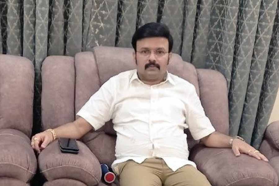 অভিযোগ উঠেছে, স্যান্ট্রো রবির সঙ্গে বিজেপির নাকি ‘ঘনিষ্ঠ যোগ’ রয়েছে। শুধু তা-ই নয়, কর্নাটকের মুখ্যমন্ত্রী বাসবরাজ বোম্মাই, স্বরাষ্ট্রমন্ত্রী আরাগা জ্ঞানেন্দ্রর সঙ্গেও নাকি ‘ঘনিষ্ঠ যোগ’ আছে। এমনই অভিযোগ তুলেছে বিরোধী দলগুলি। আরও অভিযোগ, রাজনৈতিক প্রভাব খাটিয়ে এবং টাকার বিনিময়ে রবি নাকি পুলিশ আধিকারিকদেরও বদলি করিয়ে দিতেন। যদিও স্যান্ট্রো রবির সঙ্গে সম্পর্কের বিষয়টি ভিত্তিহীন বলে দাবি করেছে বিজেপি।