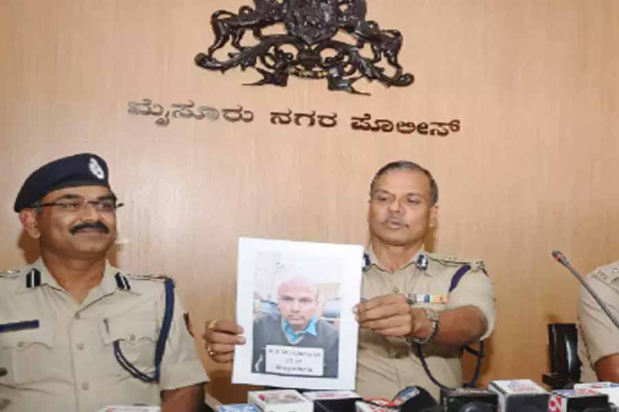 কে এই স্যান্ট্রো রবি? কেনই বা তাঁর এ রকম অদ্ভুত নাম হল? পুলিশ সূত্রে খবর, কর্নাটকের মান্ড্য জেলার চামুণ্ডেশ্বরী নগরের বাসিন্দা স্যান্ট্রো রবি। তাঁর বাবা রাজ্য সরকারের আবগারি দফতরের আধিকারিক ছিলেন। 