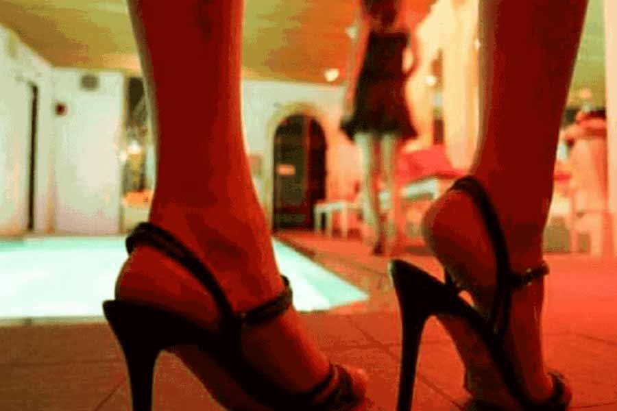 ২০০০ সালে মান্ড্যরই এক মহিলা বনরক্ষীকে বিয়ে করেন। শ্বশুরবাড়ি থেকে মাইসুরুতে একটি বাড়ি কিনে দেওয়া হয়েছিল রবিকে। মান্ড্যতে থাকাকালীন গাড়ি চুরি করা শুরু করেন। গ্রেফতার হন। তার পর ছাড়া পেয়ে পরিবার নিয়ে মাইসুরুতে চলে যান। সেখানে গিয়ে এসকর্ট সার্ভিস শুরু করেন। 