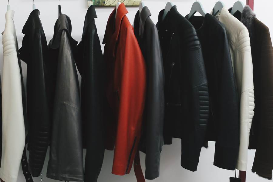 অমসৃণ কোনও কিছুর সঙ্গে যাতে চামড়ার জ্যাকেটের ঘষা না লাগে, তা খেয়াল রাখা জরুরি।