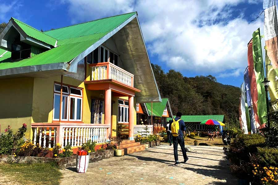 এখানে গেলে বিলাসবহুল রেস্তরাঁ হয়তো পাবেন না, তবে দ্বিতল হোমস্টেগুলিতে যেই আতিথেয়তা আপনি পাবেন, তা মন ছুঁয়ে যাবে আপনার। 