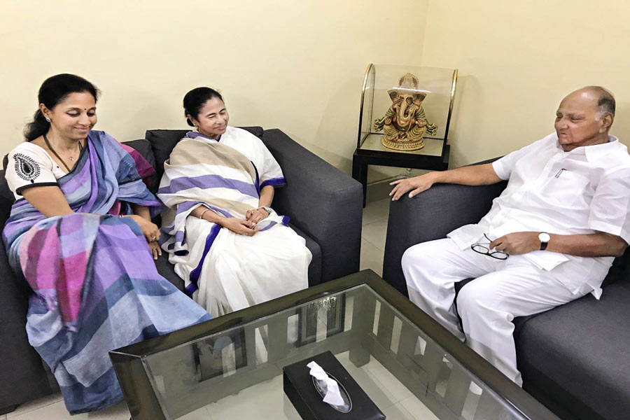 সম্প্রীতি: সুপ্রিয়া সুলে, মমতা বন্দ্যোপাধ্যায় ও শরদ পওয়ার।