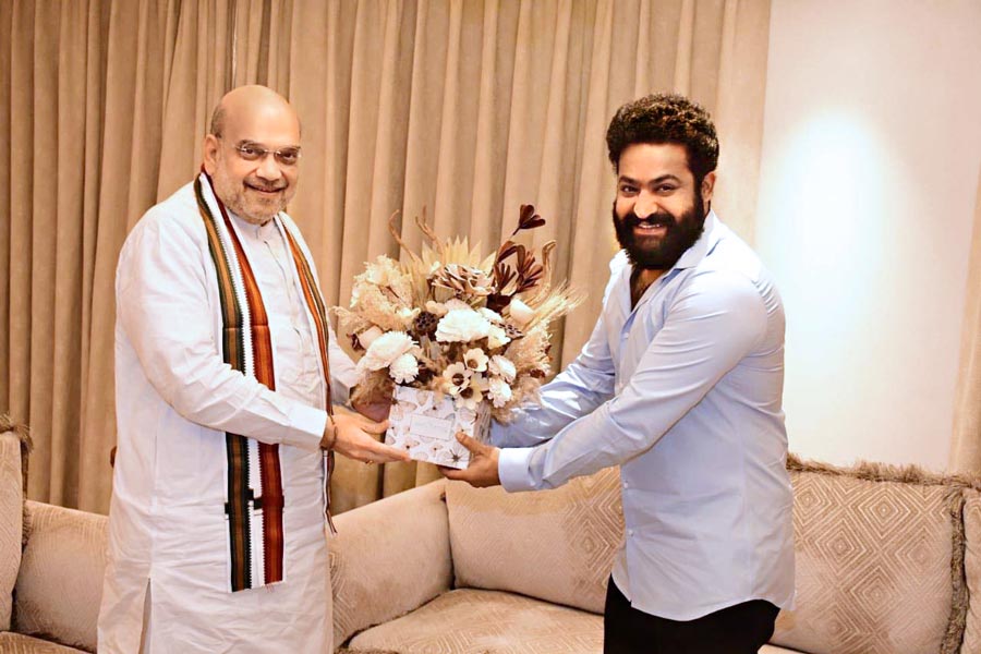 নায়ক: এনটিআর জুনিয়রের সঙ্গে স্বরাষ্ট্রমন্ত্রী অমিত শাহ।