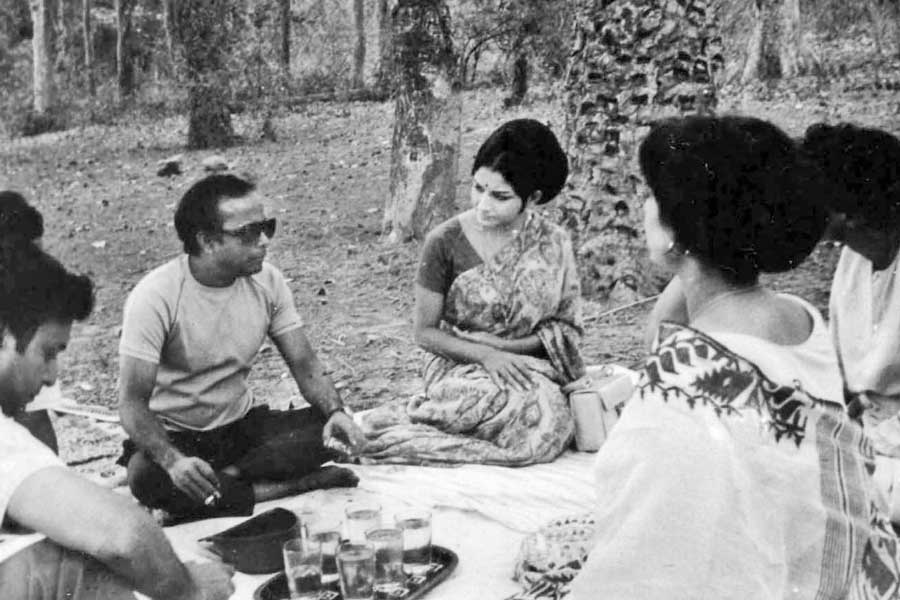 কেচকিসঙ্গমে: ‘অরণ্যের দিনরাত্রি’ ছবির সেই বিখ্যাত মেমরি গেম খেলার দৃশ্য। বাঁ দিকে, কেচকি বনবাংলোর এখনকার চেহারা। (ছবি: সৈকত চট্টোপাধ্যায়)