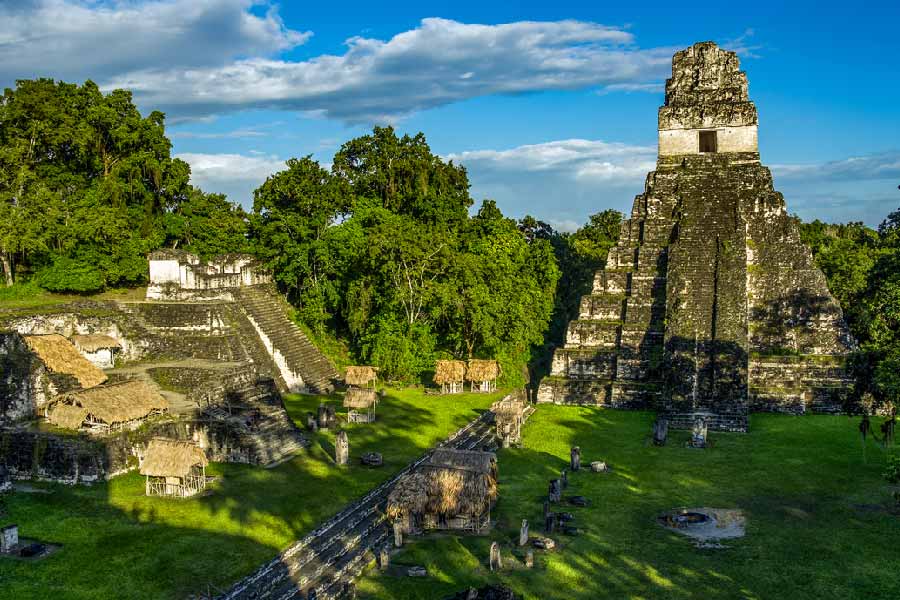 মধ্য আমেরিকার সবচেয়ে জনবহুল রাষ্ট্র গুয়াতেমালা। পাহাড়, আগ্নেয়গিরি, সমুদ্র, হ্রদ, ঘন অরণ্যে বেষ্টিত এই অঞ্চল। গুয়াতেমালার একটি চিরহরিৎ অরণ্যে খোঁজ মিলল দু’হাজার বছরের পুরনো এক প্রাচীন নগরের। মেক্সিকোর সীমান্তে গুয়াতেমালার একাধিক জায়গায় গড়ে উঠেছিল মায়া সভ্যতা। 