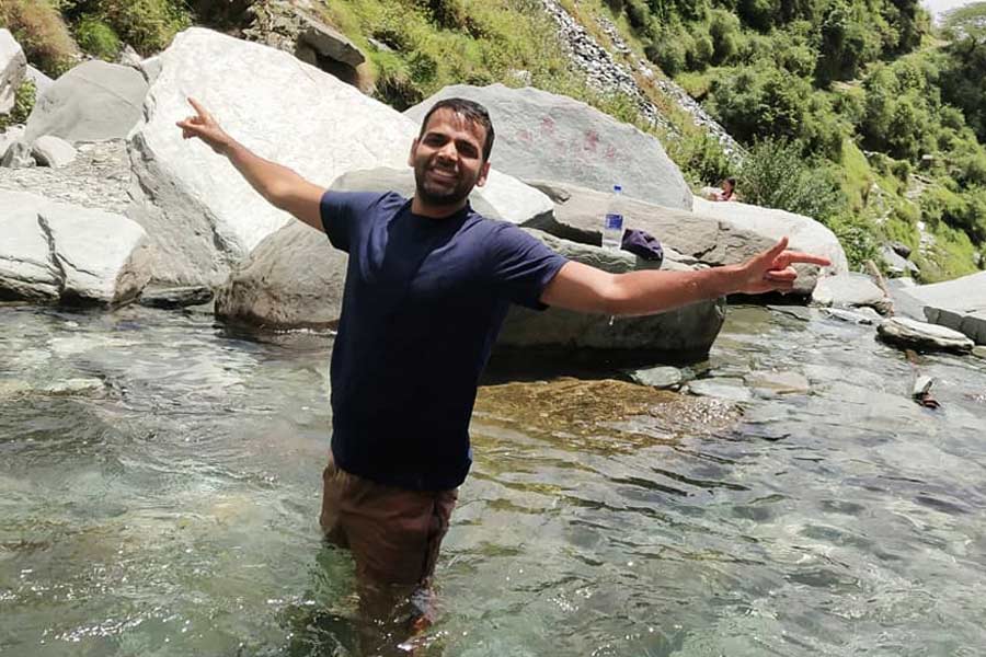 রাজস্থান থেকে মুম্বইয়ের যাত্রা অবশ্য খুব সহজে পার করতে পারেননি বিকল্প। ১৯৮৯ সালে রাজস্থানের পালির এক জৈন পরিবারে জন্ম তাঁর। বিকল্পের বাবা ছিলেন সরকারি কর্মচারী। বাবা-মা দু’জনের প্রিয় হলেও মায়ের সঙ্গেই বেশি সখ্য ছিল বিকল্পের।