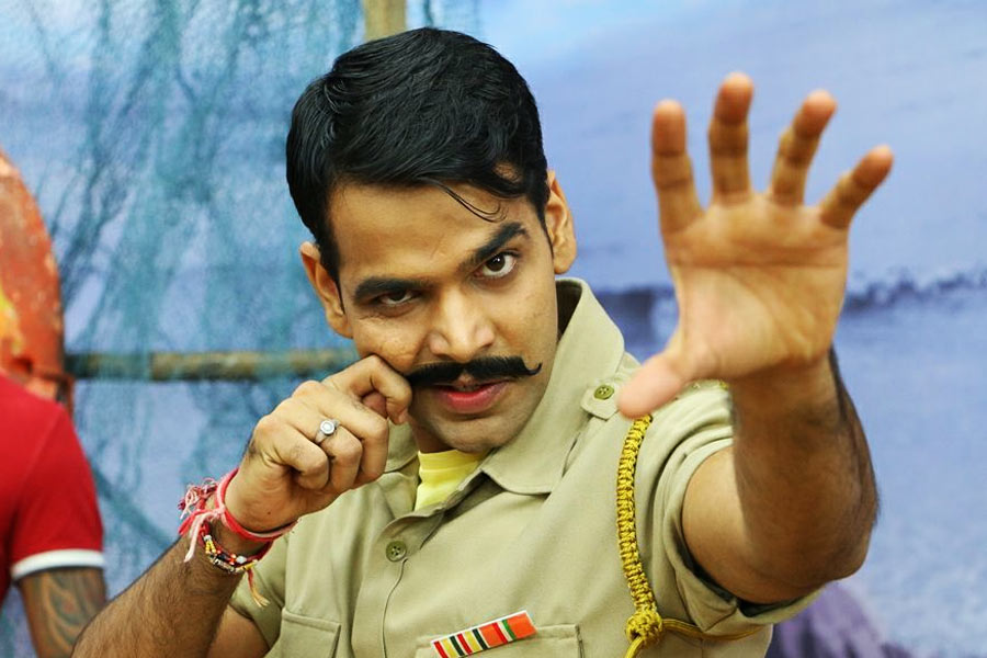 পড়াশোনা শেষ করার পর রাজস্থানে ফিরে যান বিকল্প। সেখানেই নকল শিল্পী (মিমিক্রি আর্টিস্ট) হিসাবে কাজ করতে শুরু করেন তিনি। তাঁর চালচলন দেখে অনেকেই তাঁকে অক্ষয় কুমারের ‘নকল’ বলতে শুরু করেন।