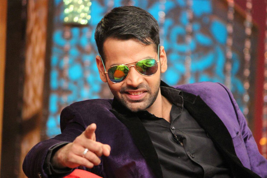 সম্প্রতি জি নিউজ়কে দেওয়া একটি সাক্ষাৎকারে বিকল্প বলেন, ‘‘অক্ষয় কুমারকে দেখার জন্য আমি রাজস্থান থেকে মুম্বই এসেছিলাম। অভিনেতার সঙ্গে একটি ছবি তুলব বলে আমি সারা দিন মেহবুব স্টুডিয়োর বাইরে দাঁড়িয়ে অপেক্ষা করছিলাম।’’