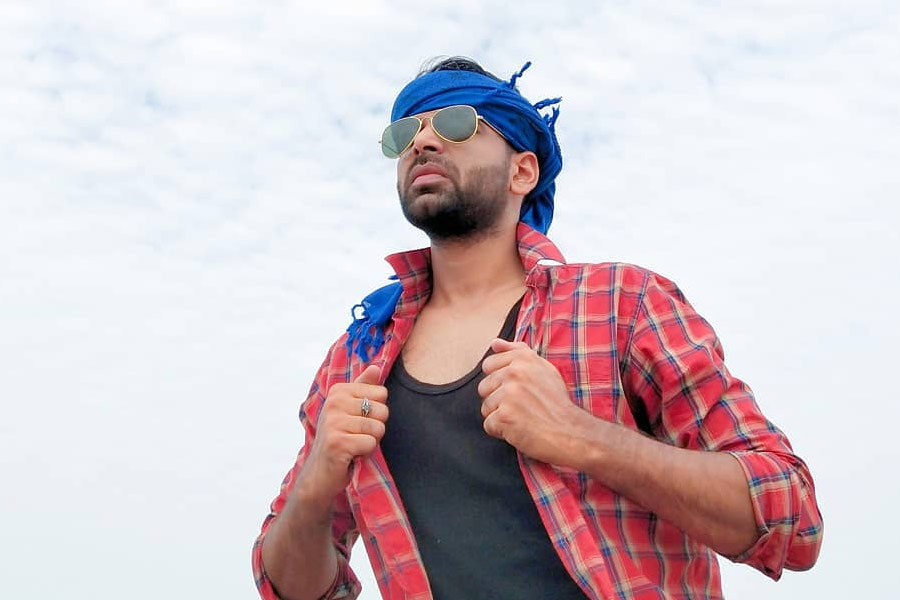 ইউটিউবেও নিজের নামে একটি চ্যানেল খুলেছেন বিকল্প। সেই চ্যানেলে কখনও মিউজ়িক ভিডিয়ো পোস্ট করেন কখনও বা হুবহু অক্ষয়কে নকল করে নাচতে দেখা যায় তাঁকে। এখনও পর্যন্ত ইউ়টিউবে তাঁর সাবস্ক্রাইবারের সংখ্যা ৯ লক্ষেরও বেশি।