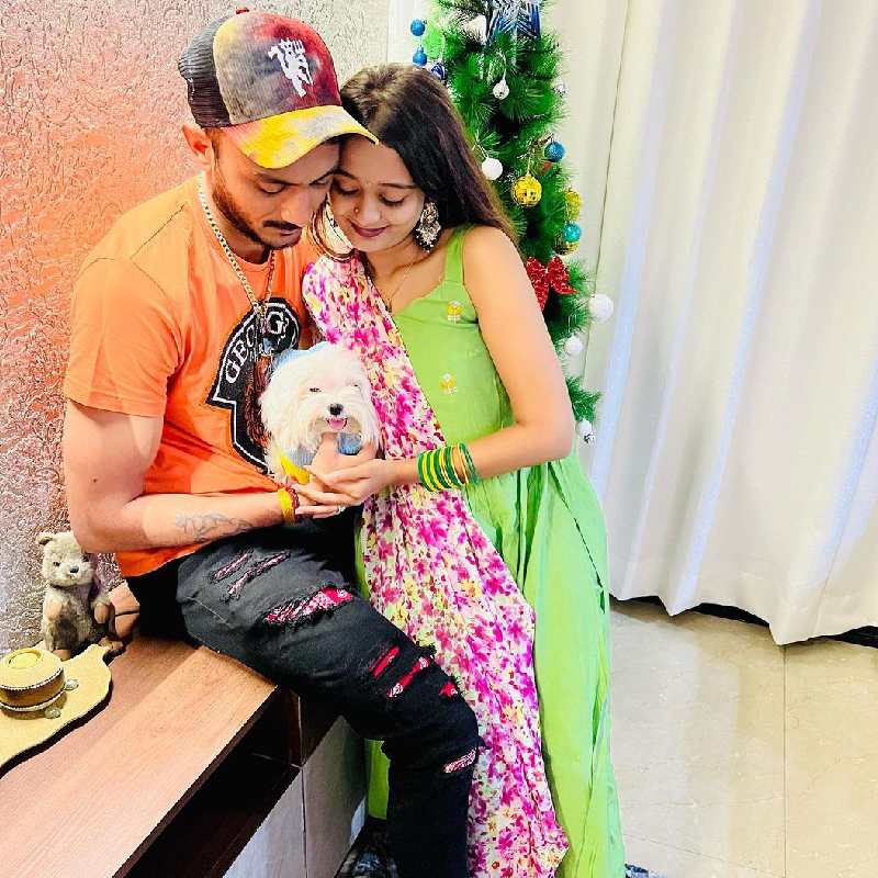 পাত্রী অবশ্য নতুন কেউ নন। এক বছর আগেই বাগ্‌দান সারা হয়ে গিয়েছে অক্ষরের। ২০২২ সালের ২০ জানুয়ারি তাঁদের বাগ্‌দান হয়েছিল।