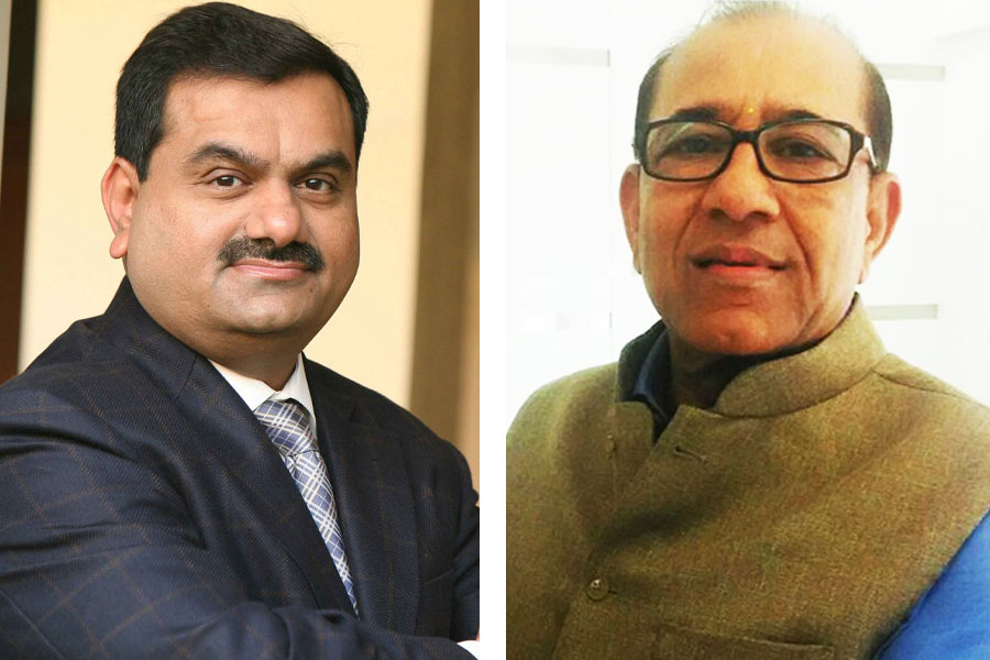 ভারতের সব থেকে ধনী ব্যক্তি হলেন তাঁর ভাই। গৌতম আদানি। তবে দাদাও কিছু কম যান না। তাঁরও রয়েছে আলাদা সাম্রাজ্য। আলাদা রাজপাট। তবে এ দেশে নয়। বিদেশে। সব থেকে ধনী প্রবাসী ভারতীয় তিনি। নাম বিনোদ আদানি।