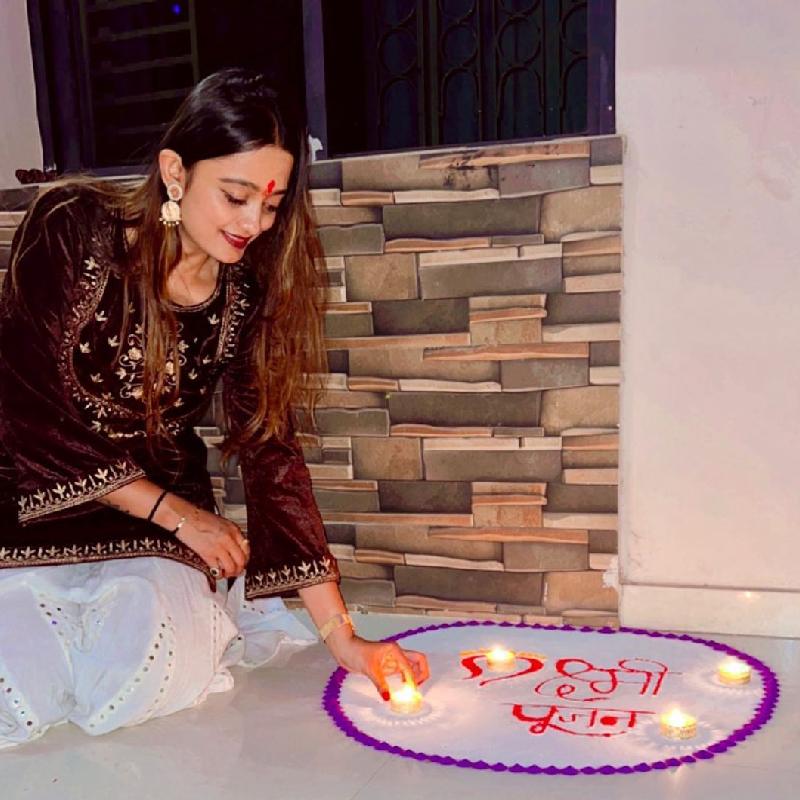 অক্ষরের হবু স্ত্রী এক জন খাদ্য এবং পথ্য বিশেষজ্ঞও বটে। তাঁর ইনস্টাগ্রাম ঘাঁটলে দেখা যায়, অনলাইনে স্বাস্থ্য বিষয়ক পরামর্শদাতা হিসাবেও কাজ করেন মেহা।