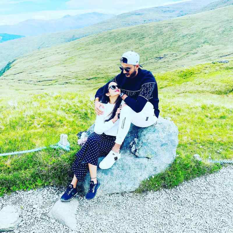 এ ছাড়া বিদেশেও ঘুরতে গিয়েছেন অক্ষরের হবু স্ত্রী। ‌আমেরিকা, দুবাই কিংবা স্কটল্যান্ডের মতো দেশ থেকে ঘুরে এসেছেন তিনি। সে ছবিও রয়েছে তাঁর ইনস্টাগ্রামের পাতায়।