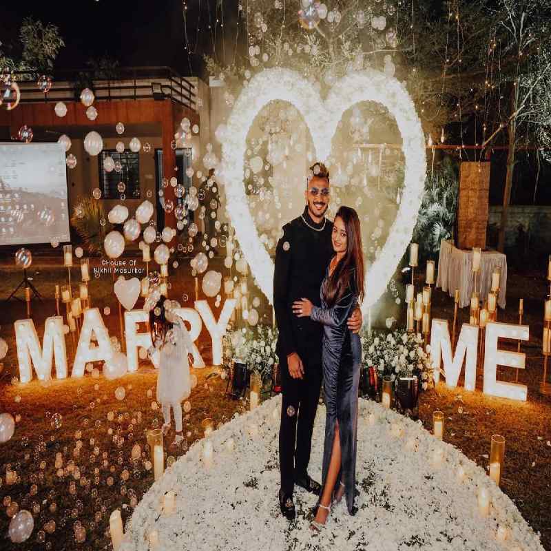 বাগ্‌দানের পর মেহার সঙ্গে ছবি পোস্ট করে সম্পর্কের কথা সকলকে জানিয়েছিলেন ভারতীয় দলের অন্যতম নির্ভরযোগ্য স্পিনার অক্ষর। সে ছবিতে দেখা গিয়েছিল, একটি মঞ্চের মাঝে দাঁড়িয়ে আছেন অক্ষর, মেহা। তাঁদের পিছনে বড় বড় করে লেখা ‘ম্যারি মি’ (আমাকে বিয়ে করো)। 