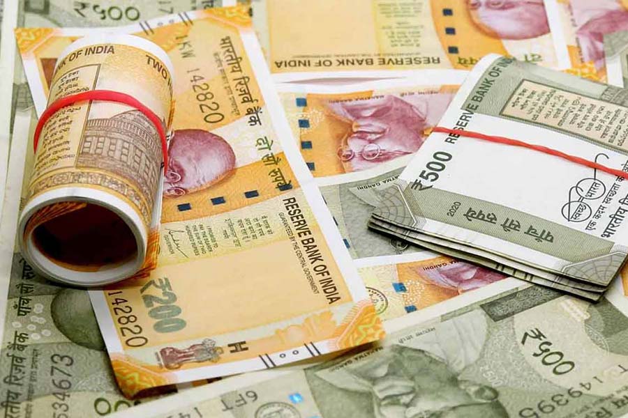 ২০১৮ সালে ধনী ভারতীয়দের তালিকায় ৪৯তম স্থানে ছিলেন বিনোদ। আর ২০২২ সালে ষষ্ঠ স্থানে উঠে এসেছেন। ২০২২ সালে প্রতি দিন তাঁর আয় ছিল ১০২ কোটি টাকা।