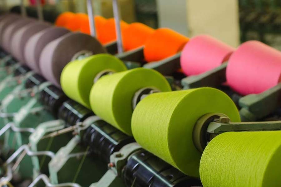 গুজরাতের আমদাবাদে জন্ম বিনোদের। বাবার ছিল টেক্সটাইলের ব্যবসা। বিনোদও সেই ব্যবসাই শুরু করেন। যদিও ভাই গৌতম আশির দশকে হিরের ব্যবসা শুরু করেছিলেন।