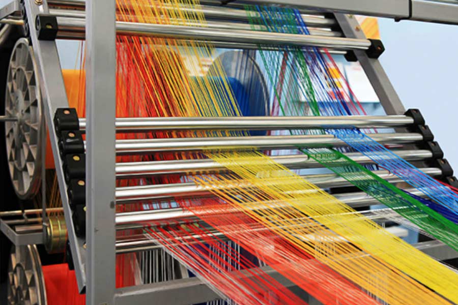 ১৯৭৬ সালে মুম্বইয়ের ভিওয়াণ্ডিতে বিদ্যুৎচালিত কাপড়ের কল দিয়ে ব্যবসায় হাতেখড়ি। ক্রমেই আড়েবহরে বাড়তে থাকে সেই ব্যবসা। দেশ ছাড়িয়ে বিদেশে পাড়ি দেন বিনোদ।