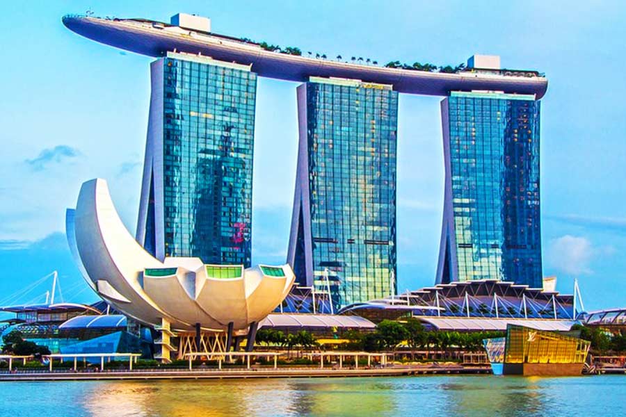 বিদেশে ব্যবসা দেখভালের জন্য সিঙ্গাপুরে দফতর খোলেন বিনোদ। ১৯৯৪ সালে দুবাইয়ে থিতু হন বিনোদ। সেখান থেকেই জাকার্তা আর সিঙ্গাপুরের ব্যবসা দেখতে শুরু করেন তিনি।