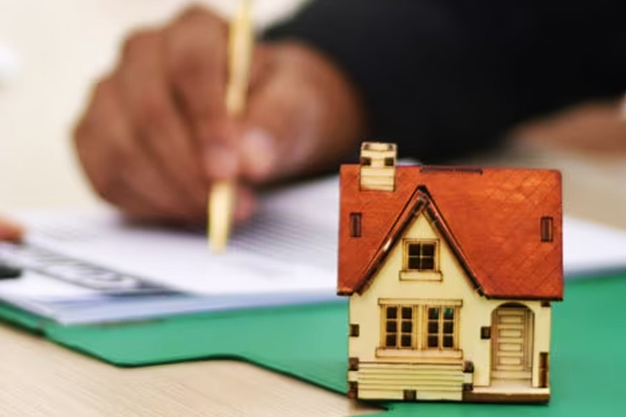 সাফল্যের পাশাপাশি বিতর্কেও নাম জড়িয়েছে বিনোদের। এক বার নয়, একাধিক বার। ২০২১ সালে প্রকাশিত হয় প্যান্ডোরার পেপার। কালো টাকা সাদা করার জন্য বিদেশে ভুয়ো সংস্থা এবং ব্যাঙ্ক অ্যাকাউন্ট রয়েছে, এমন কয়েক জনের নাম উঠে আসে রিপোর্টে। সেই তালিকায় ছিল বিনোদের নামও।