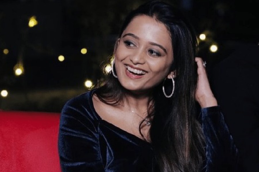 পাত্রী কে? অনুরাগীদের মধ্যে তাঁকে নিয়ে আগ্রহের শেষ নেই। অক্ষরের প্রেমিকা তথা হবু স্ত্রীর নাম মেহা। পদবিতে দু’জনেই এক। মেহার পুরো নাম মেহা পটেল।