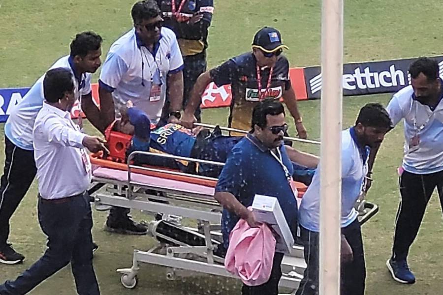 স্ট্রেচারে করে বের করা হচ্ছে বান্দারাকে।