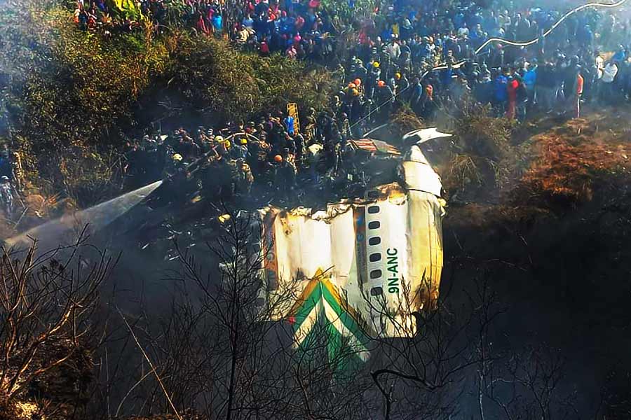 কাঠমান্ডু থেকে পোখরা যাচ্ছিল বিমানটি। ওড়ার ২০ মিনিটের মাথায় মাটিতে আছড়ে পড়ে ইয়েতি এয়ারলাইনসের বিমানটি। সওয়ার ছিলেন ৭২ জন। প্রতিবেদন লেখা পর্যন্ত ৬৭ জনের মৃত্যু নিশ্চিত করেছে সংবাদ মাধ্যম। নেপালে বিমান দুর্ঘটনা প্রথম নয়। বার বার সেখানে দুর্ঘটনার মুখে পড়ে বিমান। ২০১৮ সালে এএফপি জানিয়েছিল, গত তিন দশকে ২৭টি বিমান দুর্ঘটনা হয়েছে সে দেশে। কিন্তু কেন বার বার হয় এমন?