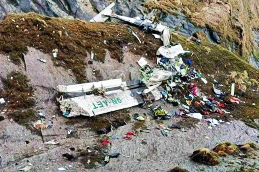 ২০২২ সালের ২৯ মে তারা এয়ারের একটি বিমান দুর্ঘটনার মুখে পড়ে নেপালে। সওয়ার ছিলেন ২২ জন। সকলেরই মৃত্যু হয়েছিল। 