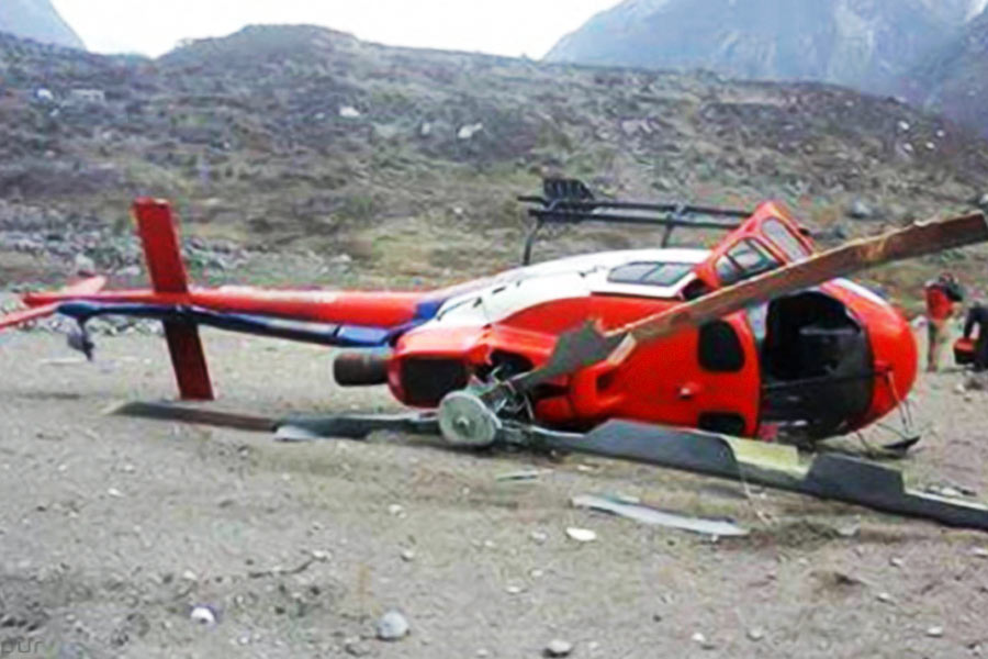 ২০১৯ সালে কাঠমান্ডু ফিরছিল এয়ার ডায়নাস্টি সংস্থার একটি হেলিকপ্টার। পাহাড়ে ধাক্কা খেয়ে পড়ে যায় বিমানটি। তাতে ছিলেন সাত জন। যাত্রীদের মধ্যে ছিলেন নেপালের পর্যটন মন্ত্রী রবীন্দ্র অধিকারী এবং শিল্পপতি আং চিরিং শেরপা। সকল সওয়ারিরই মৃত্যু হয়েছে।