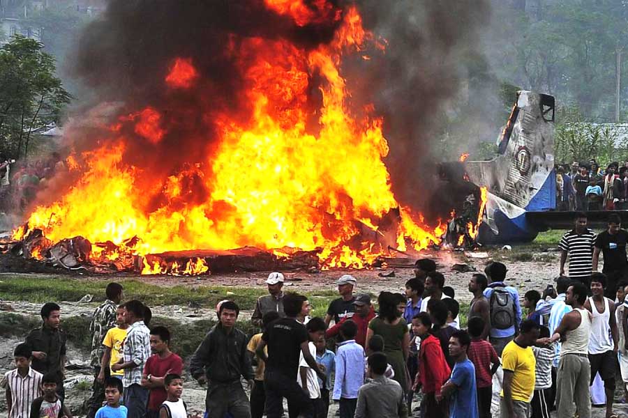 ২০১২ সালের সেপ্টেম্বর মাসে দু্র্ঘটনার মুখে পড়ে সীতা এয়ার সংস্থার একটি বিমান। মাঝ আকাশে যান্ত্রিক গোলযোগ হয়েছিল বিমানটিতে। তড়িঘড়ি কাঠমান্ডু বিমানবন্দরে অবতরণ করছিল সেটি। তখনই ভেঙে পড়ে। সওয়ার ১৯ জনের মৃত্যু হয়।
