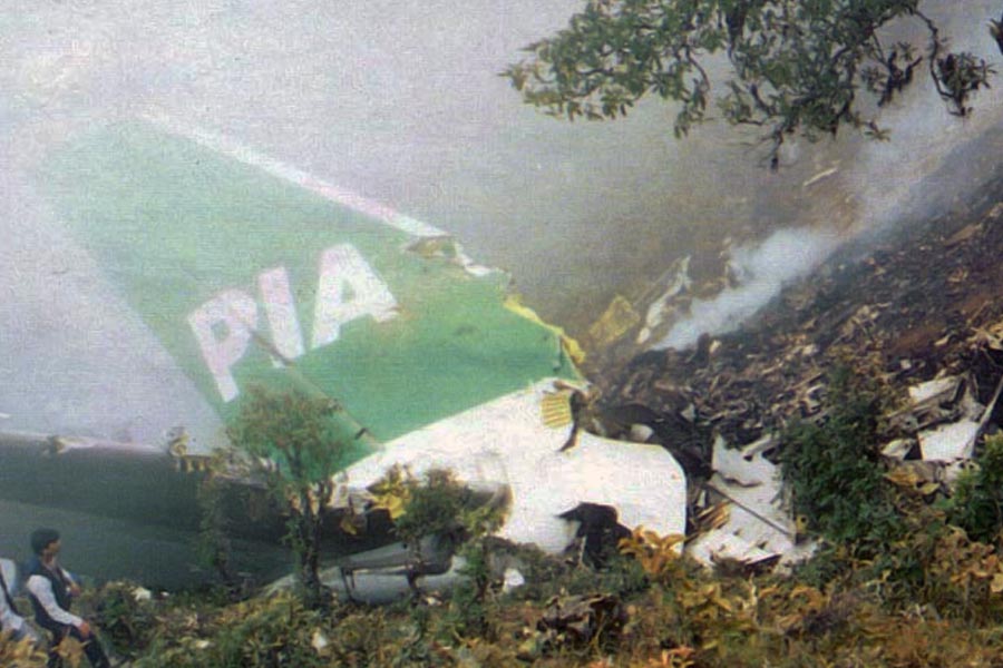 ১৯৯২ সালে পাকিস্তান ইন্টারন্যাশনাল এয়ারলাইনসের একটি বিমান ভেঙে পড়ে। তাতে সওয়ার ছিলেন ১৬৭ জন। সকলেরই মৃত্যু হয়। কাঠমান্ডু বিমানবন্দরে অবতরণের কিছু ক্ষণ আগে হয়েছিল দুর্ঘটনা।