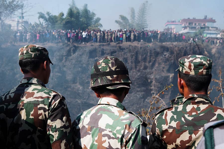 কেন বার বার হয় এই দুর্ঘটনা? সংবাদ সংস্থা ‘দ্য প্রিন্ট’-এর রিপোর্ট জানিয়েছে, নেপালের কাঠমান্ডুতে যে আন্তর্জাতিক বিমানবন্দর, তা সমুদ্রপৃষ্ঠ থেকে ১,৩৩৮ মিটার উঁচুতে রয়েছে। অপ্রশস্থ এক উপত্যকার উপর গড়ে উঠেছে। ফলে ঘোরার জন্য খুব বেশি জায়গা পায় না বিমানগুলি। সে কারণেই ঘটে দুর্ঘটনা।