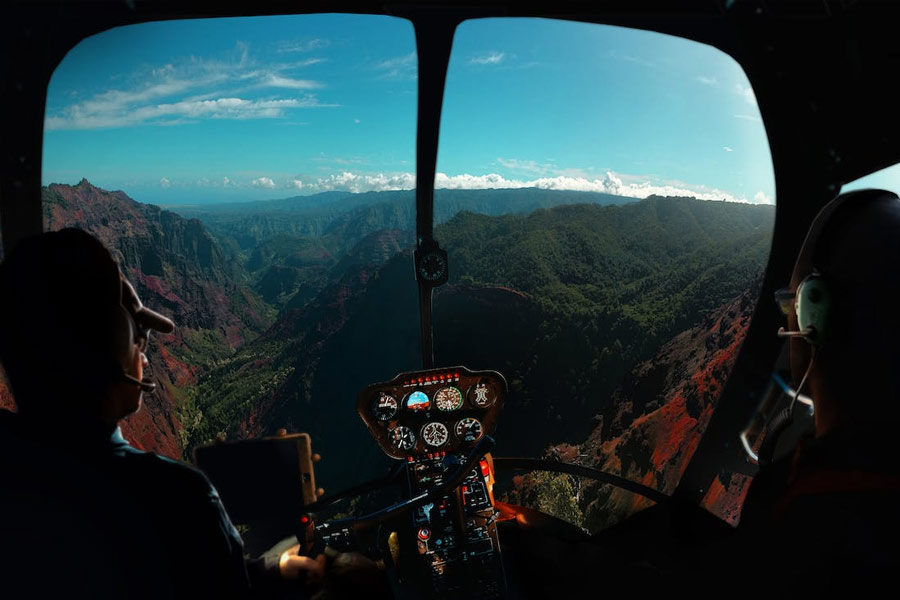 বিশেষজ্ঞরা আরও জানিয়েছেন, নেপালে বিমানচালক এবং কর্মীদের যথেষ্ট প্রশিক্ষণের ব্যবস্থা নেই। ফলে কঠিন পরিস্থিতি মোকাবিলার সময় বিপাকে পড়েন তাঁরা। তাছাড়া কম বাজেটের কারণে যথেষ্ট সংখ্যক বিমানচালক নিয়োগ করা হয় না। প্রায় সময়ই পরিশ্রান্ত থাকেন বিমানচালক। ফলে দুর্ঘটনার আশঙ্কা বাড়ে।