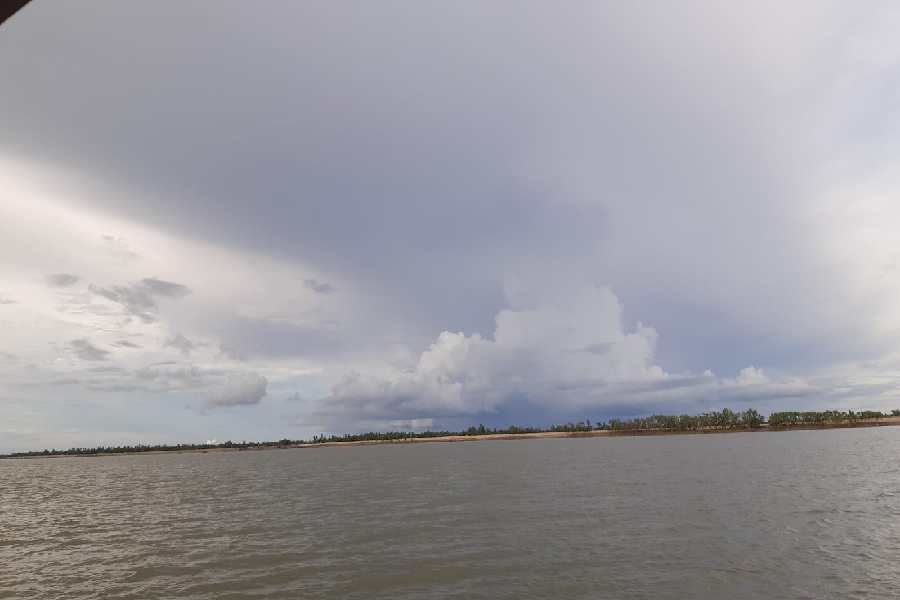 ভাসতে ভাসতে চোখে পড়বে ছোট বড় নৌকো, ভটভটি, দূরে অলস জাহাজ, ট্রলার।