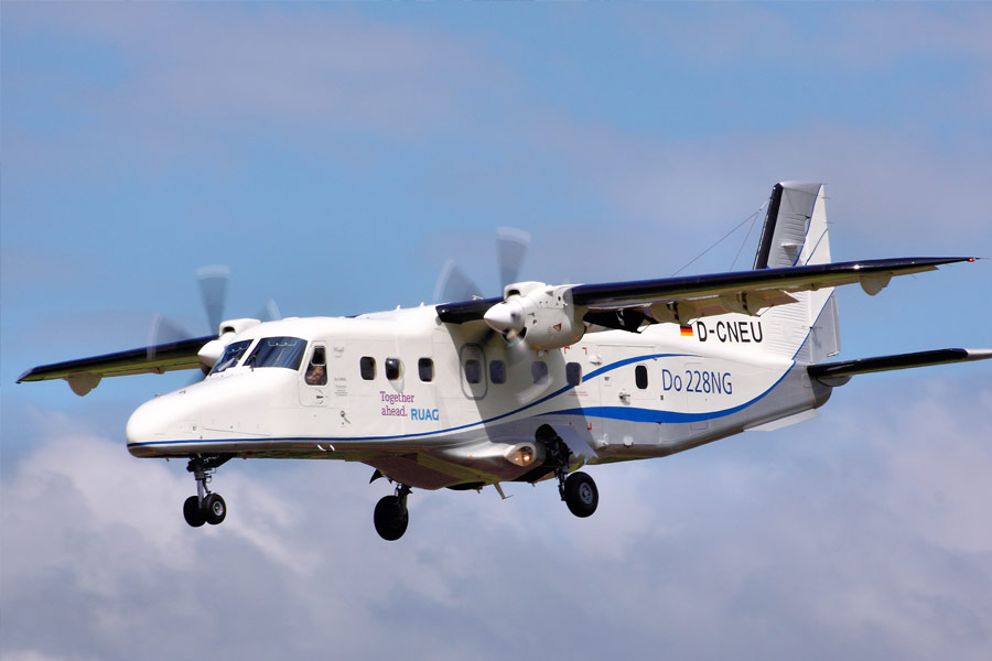 নেপালের কাছে চুলে ঘোপ্তে পাহাড়ে ধাক্কা লাগে ডর্নিয়ার বিমানটির। বিমানে উপস্থিত ছিলেন ৩ জন বিমানকর্মী-সহ ১৬ জন যাত্রী। এই দুর্ঘটনায় ১৯ জন মারা যান বলে স্থানীয় সংবাদ সংস্থা সূত্রের খবর।