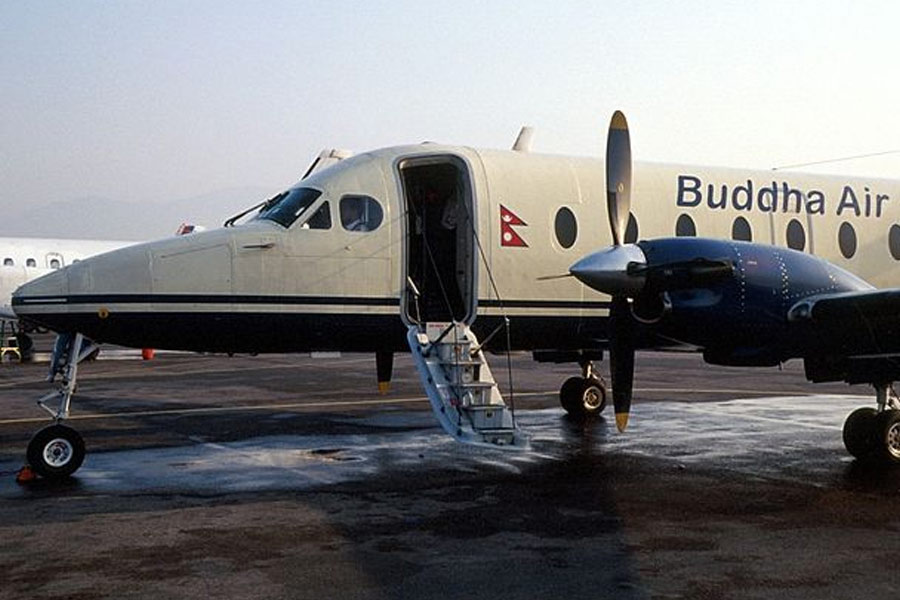 ২০১১ সালের সেপ্টেম্বর মাসের ঘটনা। মাউন্ট এভারেস্ট থেকে ঘুরে বাড়ির পথে রওনা দিয়েছিলেন পর্যটকেরা। বুদ্ধা এয়ার সংস্থার বিচক্রাফ্ট ১৯০০ডি বিমানে চেপে নেপালে ফিরছিলেন তাঁরা। কিন্তু মাঝ আকাশেই ঘটে দুর্ঘটনা।
