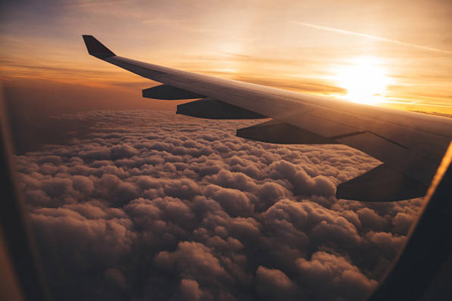 অতিবৃষ্টির কারণে আকাশে প্রচুর মেঘ জমে থাকায় তা বিমান চলাচলের পক্ষে খুব একটা অনুকূল পরিস্থিতি ছিল না। তাই খারাপ আবহাওয়া থাকার কারণে একটি পাহাড়ে ধাক্কা মারে বিমানটি। দুর্ঘটনার ফলে ১৯ জন মারা যান। স্থানীয় সংবাদ সংস্থা সূত্রের খবর, ১৯ জন যাত্রীর মধ্যে ১০ জন ভারতীয় ছিলেন।