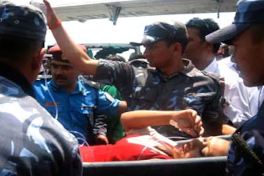 ২০১২ সালের মে মাসের ঘটনা। পোখরা বিমানবন্দর থেকে উড়ান শুরু করে জমসম বিমানবন্দরের দিকে যাত্রা করছিল একটি ডর্নিয়ার বিমান। ২১ জন যাত্রীকে নিয়ে উড়েছিল বিমানটি। নেপালের উত্তরাংশে বেশি উচ্চতায় থাকা একটি বিমানবন্দরে নামার চেষ্টা করছিল ওই বিমান। কিন্তু অবতরণের সময় দুর্ঘটনার মুখে পড়ে সেটি।