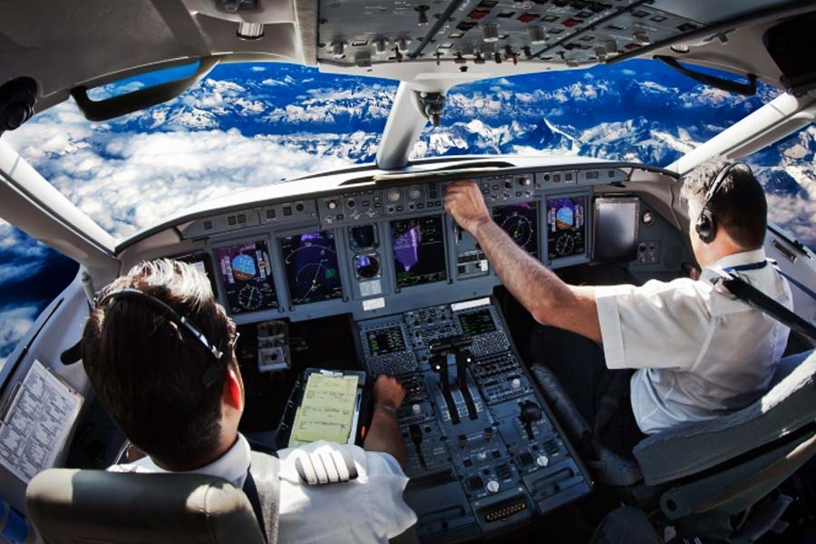 পাহাড়ের একটি চূড়ায় ধাক্কা লাগে ডর্নিয়ার বিমানটির। এই দুর্ঘটনায় ১৫ জন মারা যান। স্থানীয় সংবাদ সংস্থা সূত্রের খবর, ১৫ জনের মধ্যে ১৩ জন ভারতীয় এবং তাঁরা সকলেই তীর্থযাত্রী ছিলেন।