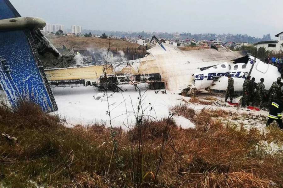 কিন্তু পাইলট হঠাৎ বিমানের নিয়ন্ত্রণ হারিয়ে ফেলায় বিমানবন্দরের কাছে একটি ফুটবল মাঠে আছড়ে পড়ে বিমানটি। ফুটবল মাঠে আছড়ে পড়ার সঙ্গে সঙ্গে ভীষণ জোরে একটি বিস্ফোরণের শব্দ শোনা যায়। আগুন লেগে যায় বিমানটিতে। স্থানীয় সংবাদ সংস্থা সূত্রের খবর, এই ঘটনায় ৪৯ জন মারা যান।
