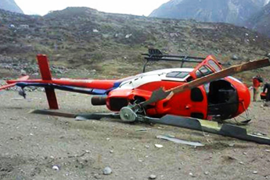 ২০১৯ সালের ফেব্রুয়ারি মাস। খারাপ আবহাওয়ার কারণে উড়ানে সমস্যা দেখা দেবে বলে আবার নেপালে ফিরছিল একটি এয়ার ডাইন্যাস্টির হেলিকপ্টার। কিন্তু নেপালে ফেরার পথে একটি পাহাড়ে ধাক্কা মারে হেলিকপ্টারটি। এই দুর্ঘটনায় ৭ জন মারা যান। স্থানীয় সংবাদ সংস্থা সূত্রের খবর, ওই হেলিকপ্টারে নেপালের তৎকালীন পর্যটন মন্ত্রী রবীন্দ্র অধিকারীও ছিলেন। দুর্ঘটনার ফলে তিনি প্রাণ হারান।