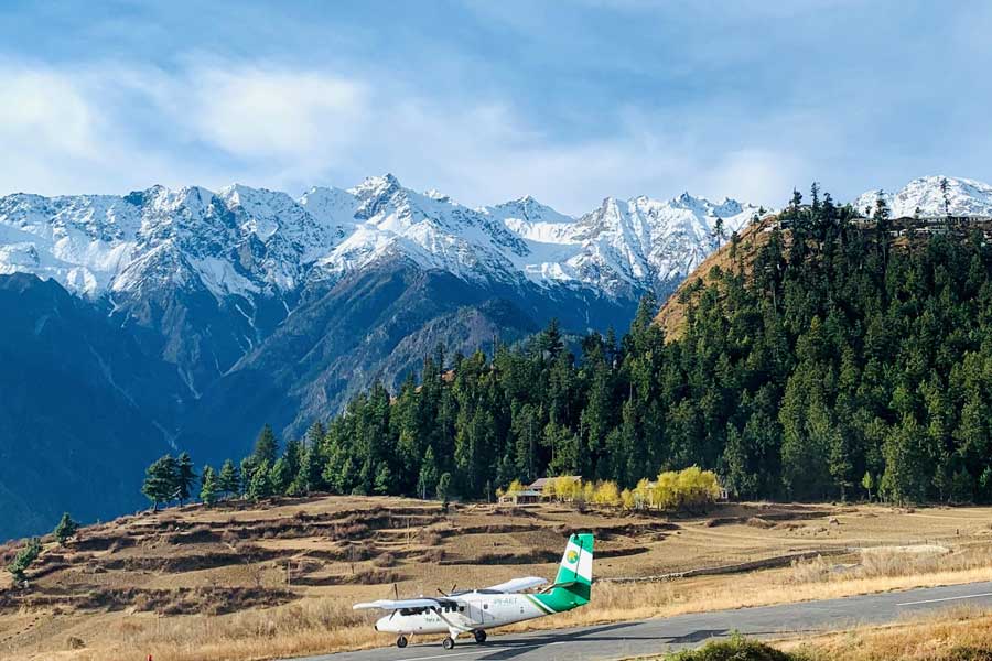 কিন্তু নেপালের মুসতাং জেলায় পৌঁছতেই ঘটল দুর্ঘটনা। এই এলাকা পাহাড়ে ঢাকা। খারাপ আবহাওয়া থাকার কারণে পাহাড়ের গায়ে ধাক্কা লেগে বিমানটি দুর্ঘটনার মুখে পড়ে। দুর্ঘটনার ফলে ২২ জন মারা যান। স্থানীয় সংবাদ সংস্থা সূত্রের খবর, ২২ জনের মধ্যে ৪ জন ভারতীয় ছিলেন। ঠাণের বাসিন্দা ছিলেন তাঁরা। দুর্ঘটনার তিন দিন পর দুর্ঘটনাস্থল থেকে সকলের দেহ উদ্ধার করা হয়।