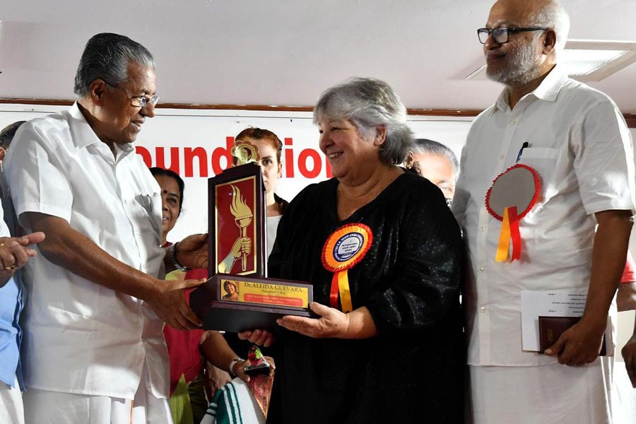 কেরলের মুখ্যমন্ত্রী পিনারাই বিজয়নের সংবর্ধনা চে-কন্যা আলেইদা গ্যেভারাকে। 