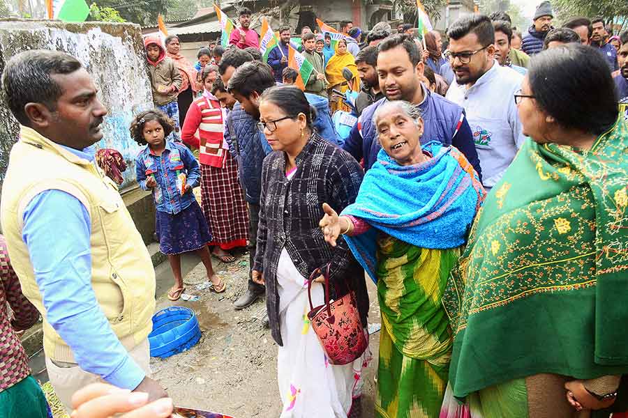 মহুয়া গোপের সামনে বিক্ষোভ দেখালেন স্থানীয় বাসিন্দারা। নিজস্ব চিত্র