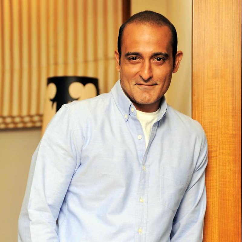 অভিনয় জগতে আসার আগে টিনসেল নগরীতে প্রথম পরিচয় তৈরি হয়েছিল বলিউডের জনপ্রিয় অভিনেতা বিনোদ খন্নার দৌলতে। সম্পর্কে বিনোদের কনিষ্ঠ পুত্র অক্ষয়। তারকাসন্তান হওয়ার পরেও তিনি বলিপাড়়ায় জনপ্রিয়তার শিখরে পৌঁছতে ব্যর্থ হন। অভিনয় জীবনের গোড়ায় এক সময় মানসিক অবসাদে ভুগতে শুরু করেন অক্ষয়।