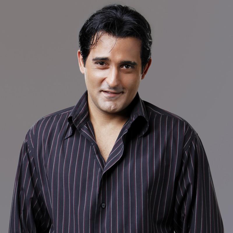 ১৯৭৫ সালে মুম্বইয়ে জন্ম অক্ষয়ের। মুম্বই এবং উটিতে স্কুলজীবন কেটেছে তাঁর। তার পর মুম্বইতেই অভিনয় নিয়ে পড়াশোনা অক্ষয়ের। ১৯৯৭ সালে অভিনয়জীবনে পা রাখেন তিনি। পঙ্কজ পরাশর পরিচালিত ‘হিমালয় পুত্র’ ছবিতে প্রথম অভিনয় করেন তিনি।