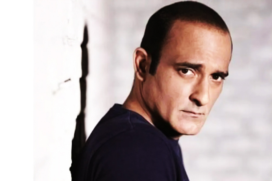 অক্ষয় একজন পিয়ানোবাদকের সঙ্গে নিজের পরিস্থিতির তুলনা করেছিলেন। অভিনেতার বক্তব্য, এক জন পিয়ানোবাদকের হাতের সমস্ত আঙুল কেটে নিলে যেমন হয়, তাঁর জীবনেও ঠিক তেমনই ঘটছিল। অভিনেতাদের চুলের ঘনত্ব বেশি না থাকলে ইন্ডাস্ট্রিতে কাজ পাওয়াও কঠিন হয়ে পড়ে বলে অক্ষয়ের দাবি।