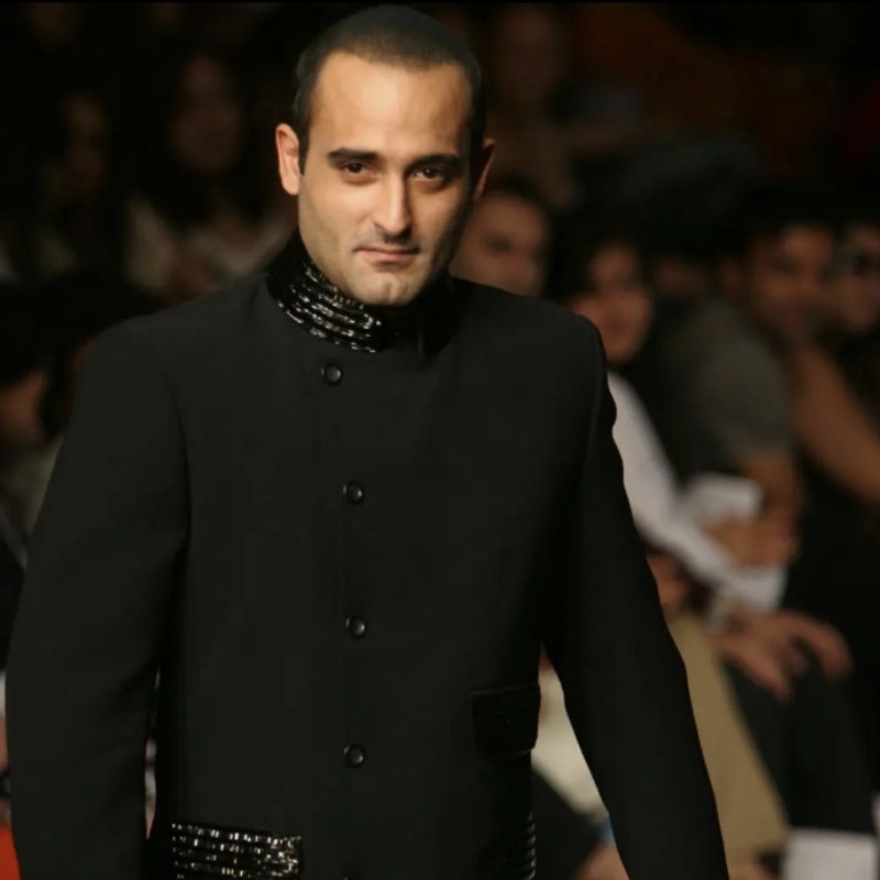 ‘তাল’-এর পর সোনালি বেন্দ্রের সঙ্গে ‘দহেক’ ছবিতে অভিনয় অক্ষয়ের। কিন্তু বক্স অফিসে মুখ থুবড়ে পড়ে ছবিটি। তার পর দু’বছরের বিরতি। ২০০১ সালে ‘দিল চাহতা হ্যায়’ ছবিতে মুখ্য চরিত্রে অভিনয় করার সুযোগ পান তিনি।