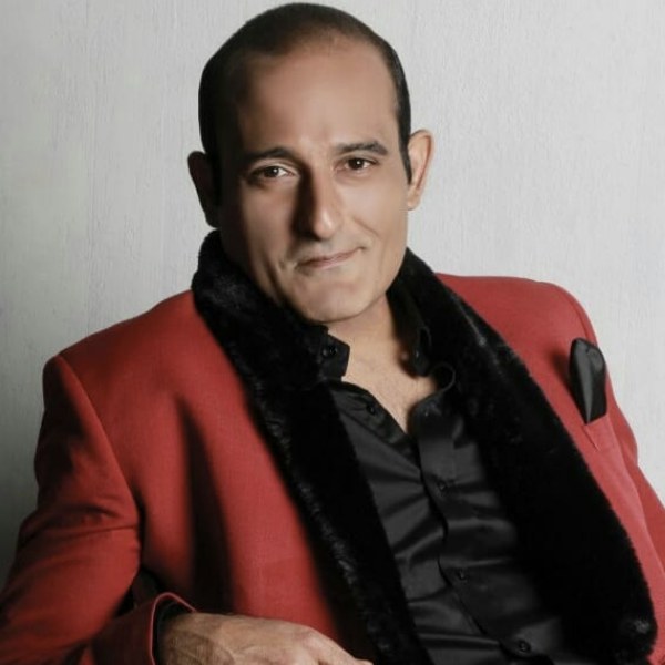 অক্ষয়ের মতে, পেশাগত দিক থেকে অভিনেতারা সবচেয়ে দুর্ভাগ্যবান হন। সঙ্গীতশিল্পী এবং নৃত্যশিল্পীদের থেকেও অভিনেতাদের কাজ কঠিন। অক্ষয় বলেন, ‘‘অভিনেতারা নিজের সেরা পারফরম্যান্স দিলেই সব শেষ হয়ে যায় না। পরিচালক, প্রযোজক, সহ-অভিনেতা, চিত্রনাট্যকার, সিনেম্যাটোগ্রাফার ছাড়াও আরও অনেকের উপর নির্ভর করে এক জন অভিনেতার কাজ। সর্বোপরি সবচেয়ে কঠিন কাজ, দর্শকের মনে জায়গা করে নেওয়া।’’